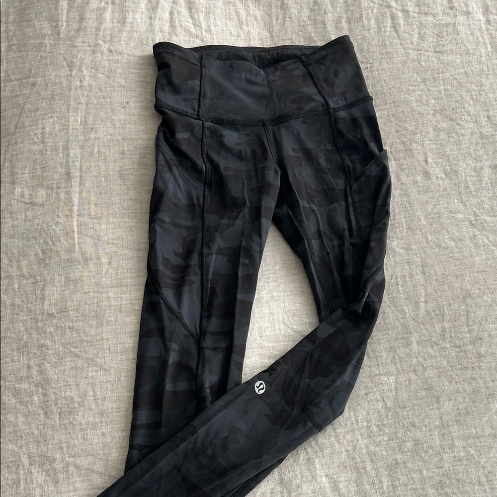 Lululemon Black Camo, side pocket Leggings, size 0
